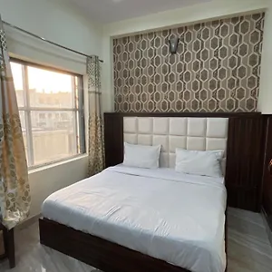 3* Hotel Snow White Budget Family - In House Parking - 5g Wifi- Gyser Facility